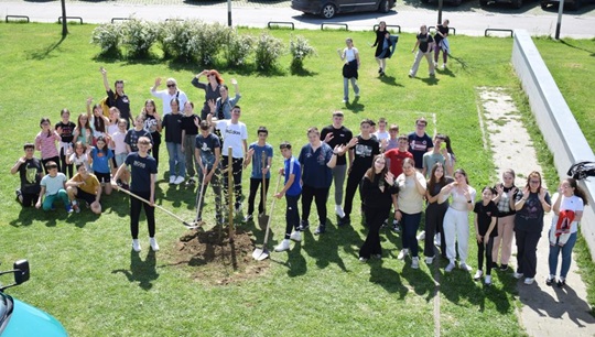 ZELENI SE OKOLI O SESVETSKA SELA: UENICI I UMARI SADILI DRVEE